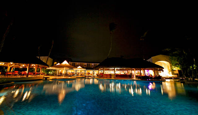 日が暮れると、メインプールを囲む「ラ・テラス」と「ザ・プールバー」が賑わいはじめる