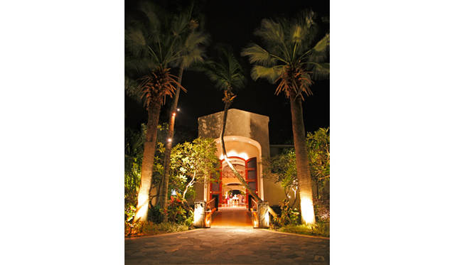 小さな橋を渡り、大きく荘厳な扉を抜けると、そこにはエレガントなロビーが待っている