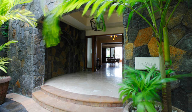 重厚な作りの「ラ・ヴィラ」の入り口