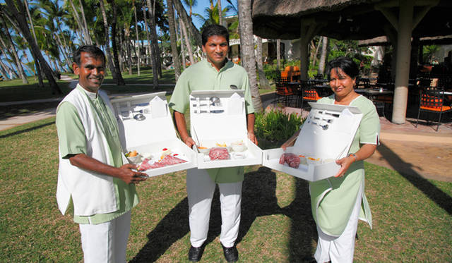 「プライム」特製のお弁当「プライムボックス」は、プールサイド、ビーチ、客室など、どこへでもデリバリーしてくれる