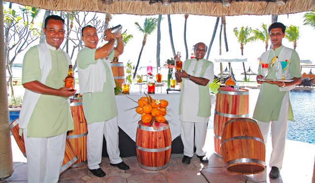 さまざまなラムを提供してくれるプールバーのスタッフ（右から2番目が、名物スタッフのダヤアンデン・ヴァランテン）