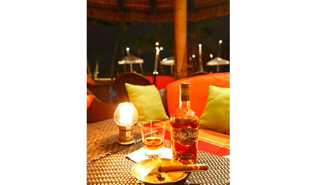 モーリシャス産のダークラムと葉巻で過ごす食後のひととき