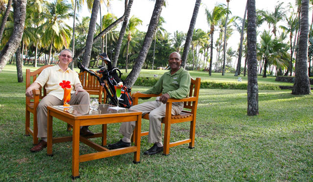 ワン＆オンリー・ル・サンジェランの総支配人、チャールズ（左）と、名物スタッフのラメッシュ・シバルック