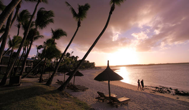 静かな夕暮れ時のビーチは散歩に最適