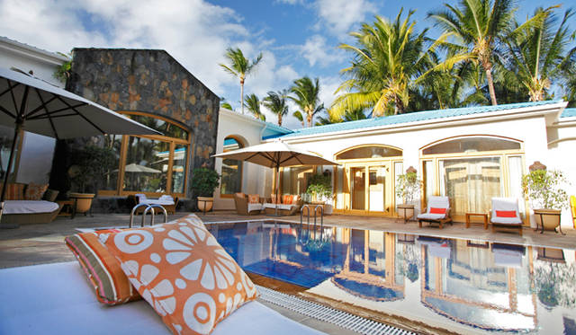 静かなスパ棟のプールは、ゆったりと過ごしたいときに