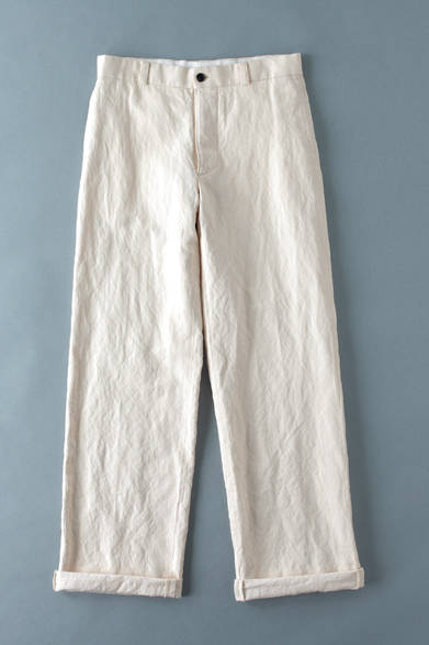 春夏コレクションのランウェイで大きな話題を呼んだワイドシルエットのトラウザーズ。素材感も特徴的で、今季一番のキーアイテムとしてぜひチャレンジしたい。トラウザーズ3万8000円（マーガレット・ハウエル）