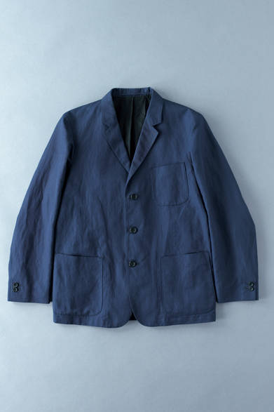 短めにとられたサイドベンツなど、ヴィンテージジャケットのディテールに着目したコットンリネンのカジュアルジャケット。3つボタンを久しぶりに着たい気分。ジャケット6万3000円（マーガレット・ハウエル）