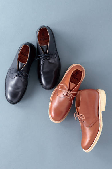 そのままではやや武骨すぎるトリッカーズのチャッカブーツを、クレープソールにしてマーガレット・ハウエルが別注。春夏にふさわしいモダンフィーリングな仕上がりに注目。靴各7万9000円（マーガレット・ハウエル）