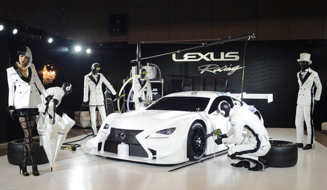 コンセプトワードは“La Mode du Race”。ピットインのときの男臭い世界を、レクサスとふたりのトップクリエーターが、ファッションの世界との融合を試みた