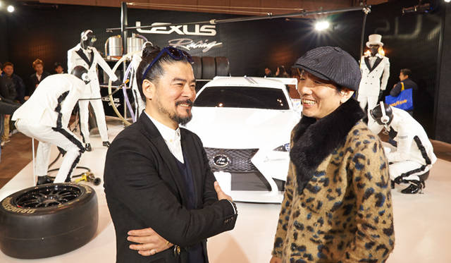 これまでのレースイメージとはちがう、あらたなサーキットの世界観をレクサスの視点で表現した、デザイナー小此木達也氏（左）とスタイリスト島津由行氏（右）のふたり