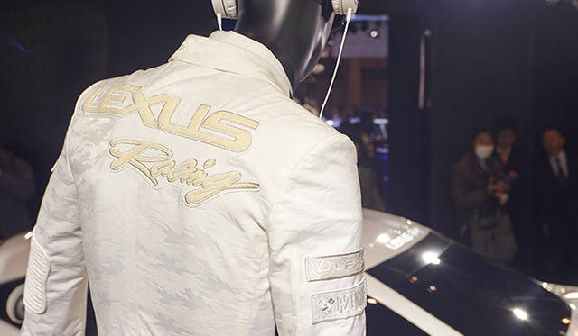 マネキンは5体あるんですが、テーラードはすべて手縫いなんです。矢沢永吉さんの衣装も手がけている熟練の方にお願いしました（小此木氏談）