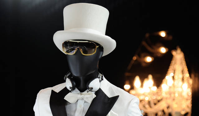 シルクハットがヘルメットの代わりですから彼がドライバー、クルーは白いタキシードですがワッペンを付けることでつなぎをイメージさせました（小此木氏談）