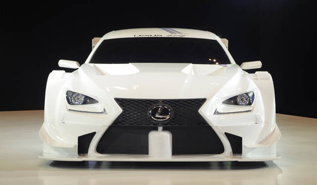 レクサスの最新スポーツモデル「RC F」をベースとしたレース車両。 2014年もレクサスが参戦する自動車レース「SUPER GT」、GT500クラスの車両のカラーリングデザインは白を基調とする