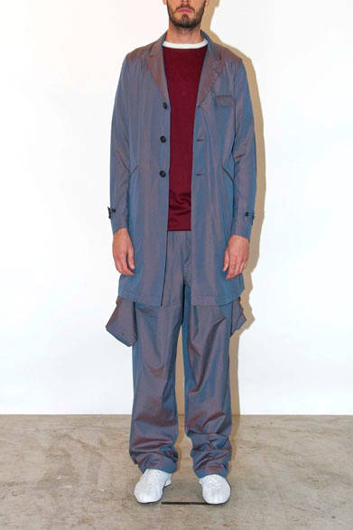 Chesterfield coat 4万7500円、Reversible Dolman Sleeve TEE - S/S 1万3500円、“TSUNAGI” Suit - S/S 3万6000円