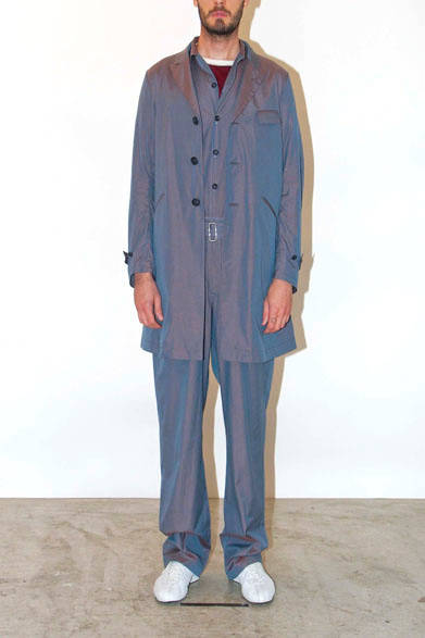 Chesterfield coat 4万7500円、Reversible Dolman Sleeve TEE - S/S 1万3500円、“TSUNAGI” Suit - S/S 3万6000円