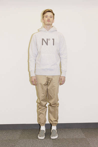 PULLOVER SWEAT PARKA 1万9000円、RIBBED CHINO PANTS 2万1000円（以下すべて税抜）