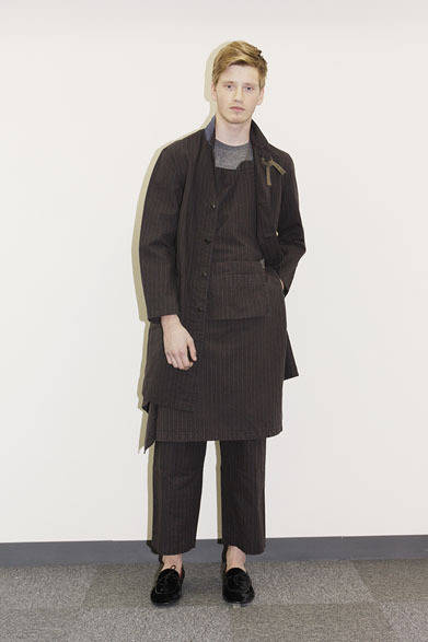 GARDEN COAT 2万8000円、APRON 1万3000円、T-SHIRTS 5800円、GARDEN PANTS 2万1000円