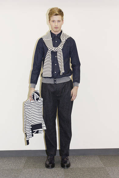 DENIM SHIRT 1万5000円、DENIM WIDE PANTS 2万4000円、BORDER BLOUSON 3万4000円、BORDER STOLE 6800円