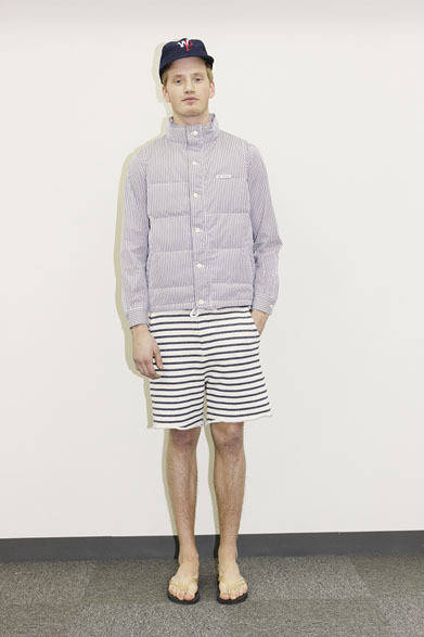 DOWN VEST 4万3000円、ROUND COLLAR SHIRT 2万1000円、BORDER SHORTS 1万5000円、“WP”CAP 7800円