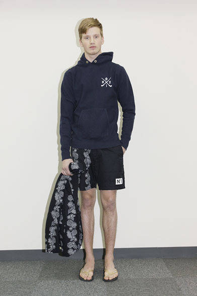 PULLOVER SWEAT PARKA 1万9000円、BOARD SHORTS 3万2000円、TROPICAL PATTERN JACKET 5万8000円