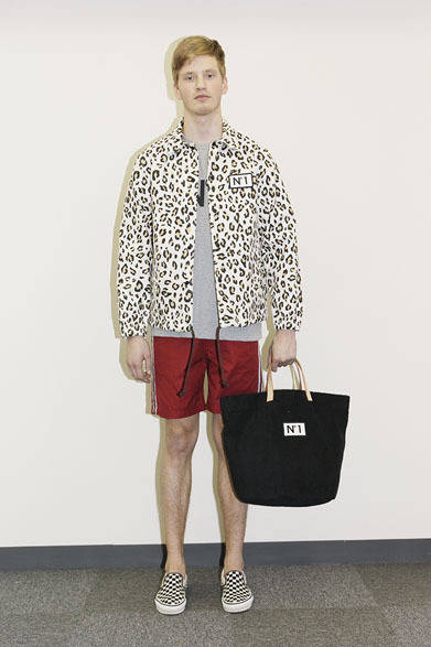 COACH JACKET 2万8000円、“No.1”TEE 5800円、CHINO SHORTS 1万6000円、PILE TOTE BAG 1万9000円