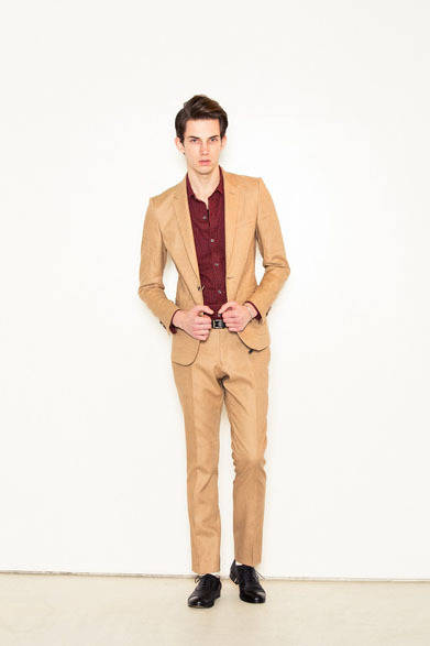 ストレッチリネンジャケット 4万8300円、ストレッチリネンスラックス 2万1000円、シャツ 1万5750円、レザーシューズ 3万8850円