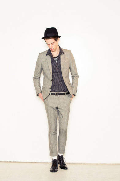 グレンチェックジャケット 5万2500円、グレンチェックスラックス 2万3100円、チェックシャツ 1万6800円、チャッカーブーツ 4万4100円