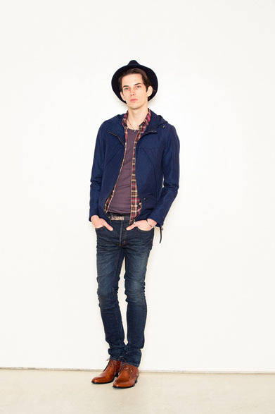 リネン/コットンマウンテンパーカー 3万7800円、チェックシャツ 1万5750円、カットソー 6300円、デニムパンツ 2万4150円、チャッカーブーツ 4万4100円