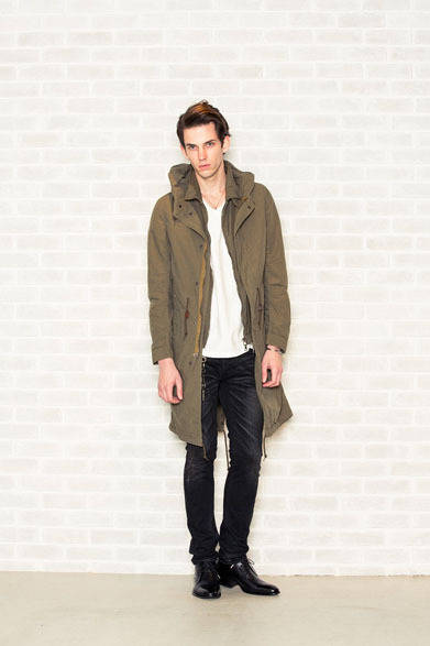 モッズコート 4万2000円、ミリタリーシャツ 2万7300円、カットソー 9975円、デニムパンツ 2万6250円