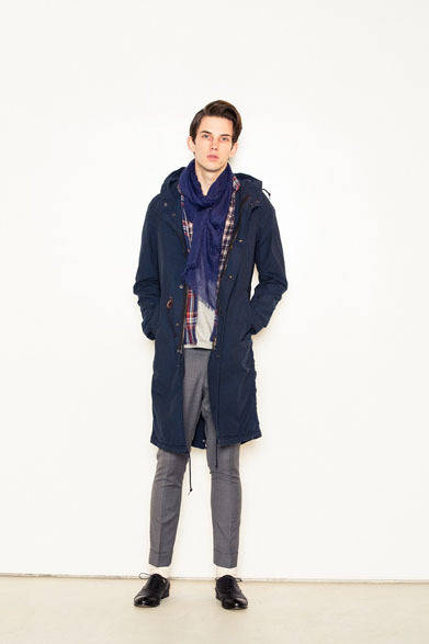 モッズコート 4万2000円、チェックシャツ 1万7850円、スラックス 2万3100円、ストール 1万500円