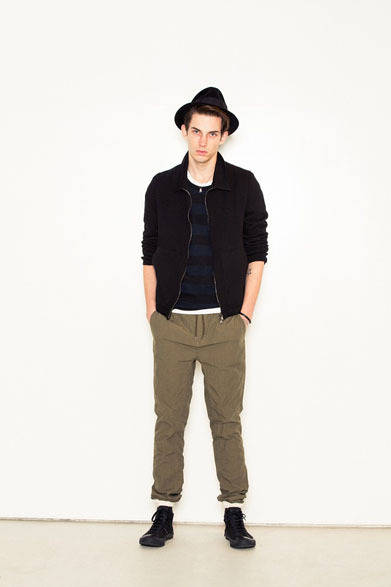 ワッフルドリズラー 3万3600円、ボーダーニット 1万6800円、イージーパンツ 1万8900円