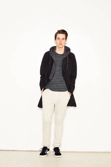 FINXステンカラーコート 3万9900円、パーカー 1万5225円、ボーダーカットソー 7875円、スウェットパンツ 1万4700円