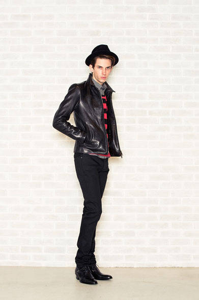 レザーブルゾン 9万9750円、シャツ 1万4700円、ボーダーニット 1万6800円、デニムパンツ 1万5750円