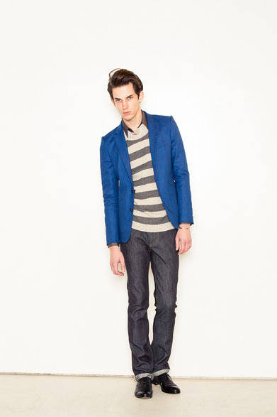 ストレッチリネンジャケット 4万8300円、クレリックシャツ 1万4700円、ボーダーニット 1万6800円、デニムパンツ 1万5750円