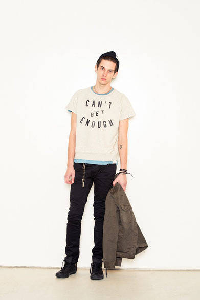 ミリタリーシャツ 2万7300円、カットオフスウェット 9975円、TEE 7560円、5ポケットパンツ 1万4700円、ニットキャップ 4725円