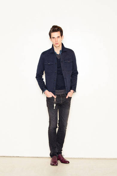 ミリタリーシャツ 2万7300円、バイカラースウェット 1万1550円、デニムパンツ 2万4150円、レザーシューズ 3万8850円