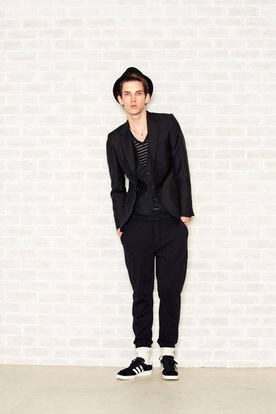 キッドモヘアジャケット 5万6700円、キッドモヘアベスト 2万4150円、ボーダーカットソー 8925円、スウェットパンツ 1万7850円