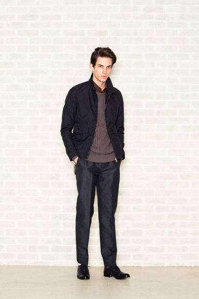 ドリズラーブルゾン 3万3600円、ニット 1万4700円、デニムスラックス 1万6800円