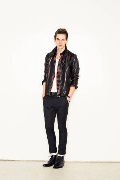 レザーブルゾン 8万8200円、チェックシャツ 1万5750円、スラックス 2万3100円