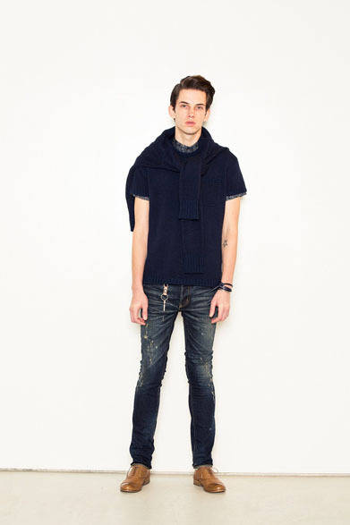 ショートスリーブニット 1万6275円、ニットカーディガン 1万9950円、花柄シャツ 1万4700円、デニムパンツ 2万6250円