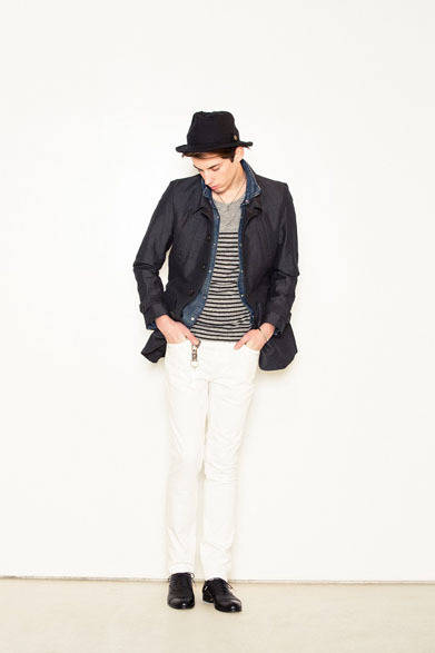 リネン/コットンステンカラーコート 3万9900円、デニムシャツ 2万6250円、ボーダーカットソー 9450円、デニムパンツ 1万5750円、ハット 1万2600円