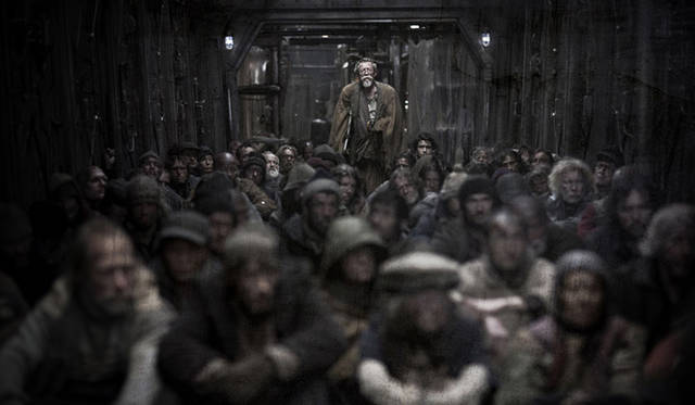 物語の舞台は、氷河期に突入した2031年の地球。永久不滅のエンジンを持つ列車「スノーピアサー」だけが人類に遺された唯一の生存場所だ　© 2013 SNOWPIERCER LTD.CO.  ALL RIGHTS RESERVED