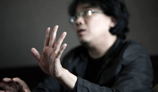 面白いのは物語だけでなく、全長43万8千kmの線路を1年かけて1周するといった細かい設定だ。これが作品に大きな説得力を与えていく