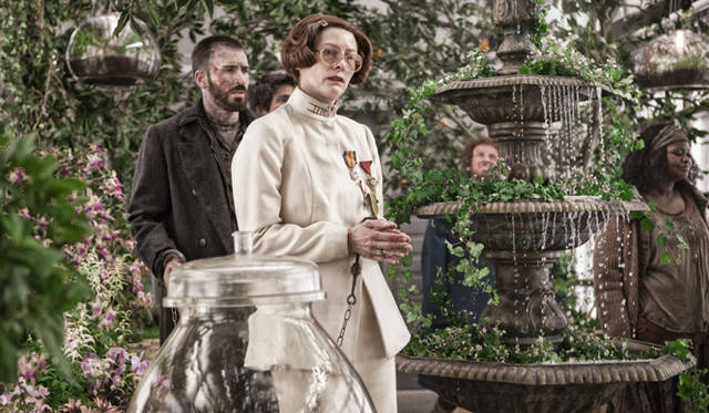 “ノアの方舟”ともいえるこの列車では、富裕層と貧困層に分けられ、それぞれが別世界に暮らす。派手なストーリー・ラインだけでなく、ディテールを積み重ねながら、人物の心理や生活の様子を表現する手法も見事だ　© 2013 SNOWPIERCER LTD.CO.  ALL RIGHTS RESERVED