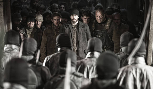 最後尾車両に暮らす貧しく飢えた人々が、豪華な先頭車両に暮らす人々から受ける差別に苦しみ、革命の準備を進めているところから、物語はスタートする　© 2013 SNOWPIERCER LTD.CO.  ALL RIGHTS RESERVED