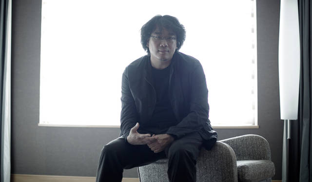 「いろいろな登場人物がいるなか、わたし自身の気持ちを反映させたのが、ソン・ガンホの役です。クリス（・エヴァンス）の役はこの映画においては革命を試みるリーダー。ずっと、特権階級が暮らす前方車両に行こうとしています。ミンスは、全く違う次元で別のビジョンを持っている。その先はネタバレになってしまうから言えませんが（笑）。でも、それこそ映画が語ろうとしているテーマ。壁だと思っていたそれが、扉なんです」