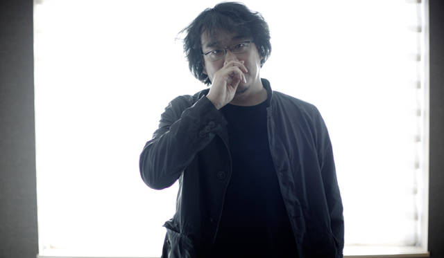 「実際に人間というのは思ったより複雑であり、また知りたくない不都合な真実もとても多い。2時間の映画でそれを描くのは、容易ではありません。でも、それが難しいからといって、幸福ばかりでごまかした偽善的な娯楽エンタテインメントだけを描いたなら、人々は映画に嫌気がさすはず。映画的興奮のなかでもそのような不都合な真実に向き合う、そんな勇気ある映画を作らなければならないと思っています」