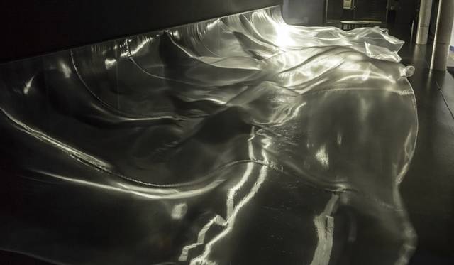 <strong>ART｜越後妻有里山現代美術館[キナーレ]で『Lights in Snowland（ライツ イン スノーランド）』</strong>　大巻伸嗣「Liminal Air Space-Time：Wave」　中村脩撮影