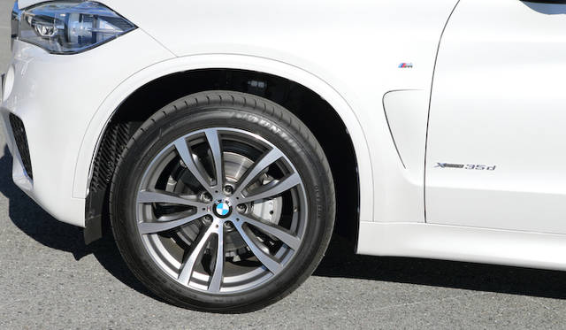 試乗車に装着されていたMライトアロイホイール ダブルスポークスタイリング469Mと275/40R20（リアは315/35R20）サイズのタイヤはオプション