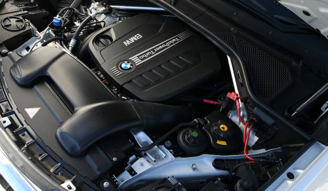 X5 xDrive35dは、最高出力190kW（258ps）/4,000rpmを発生させる3リッター直列6気筒ディーゼルターボを搭載。最大トルクは、1,500-3,000rpmのあいだで560Nmを発揮する